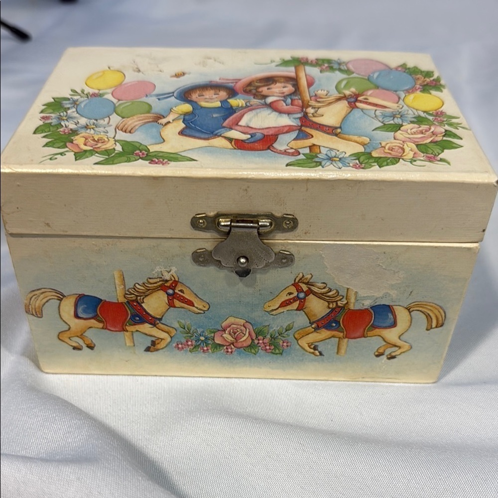 Vintage Dancing Ballerina Jewelry / Music Box with Carousel Design - Picture 11 of 14